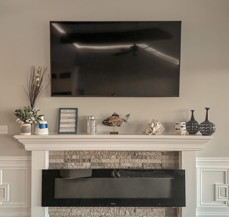 Living room TV and fireplace. Netflix, Hulu, Hbomax, Disney+, and more!