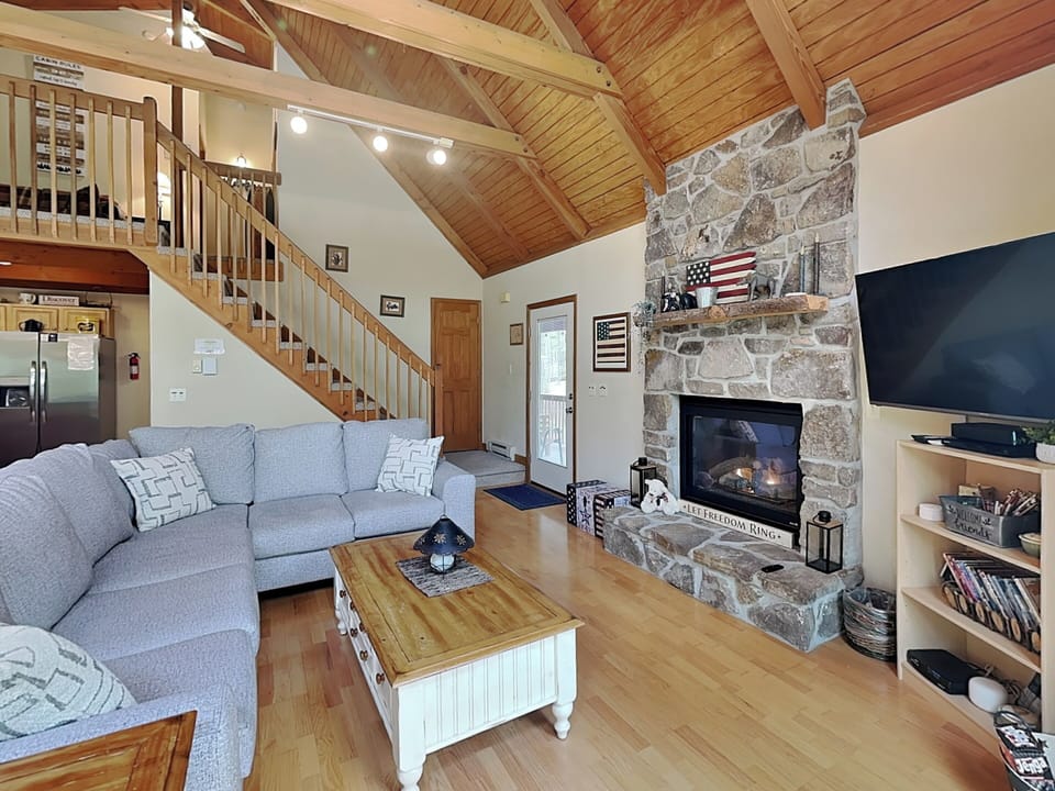 Great Room w. Large Sectional, Fireplace + Smart TV