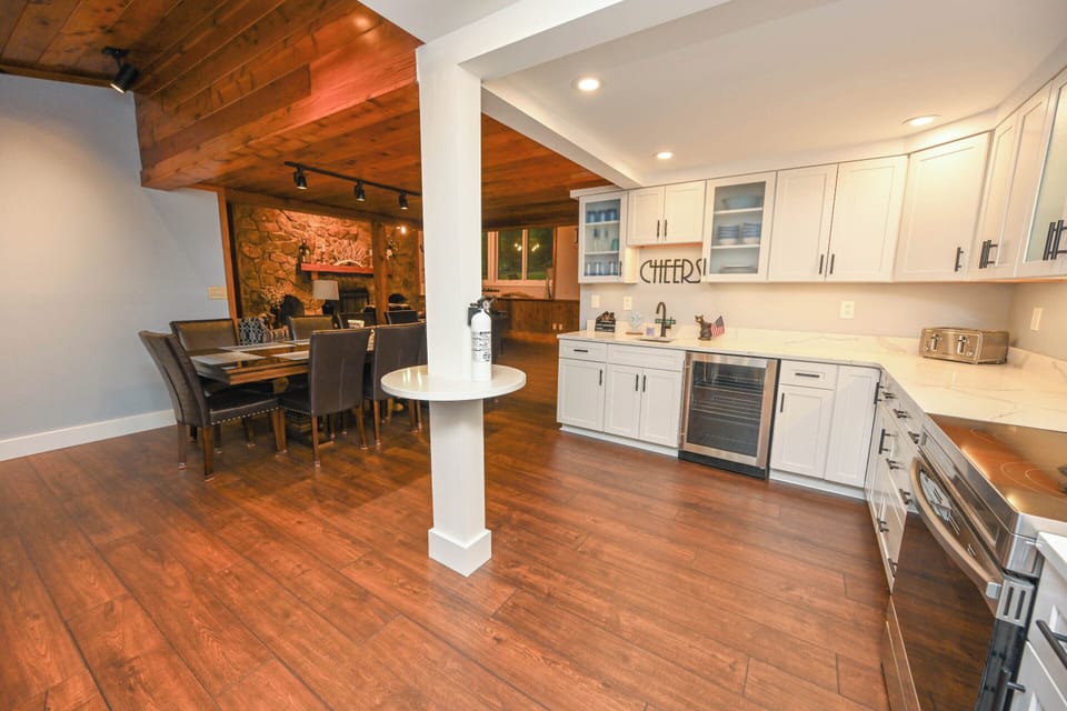 Full Kitchen w/ Wet Bar