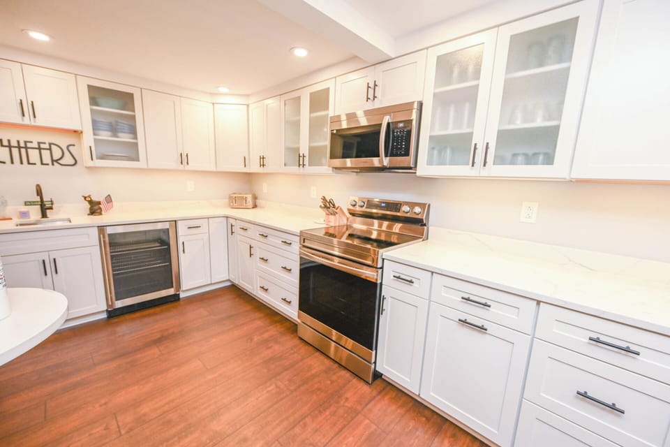 Full Kitchen w/ Wet Bar