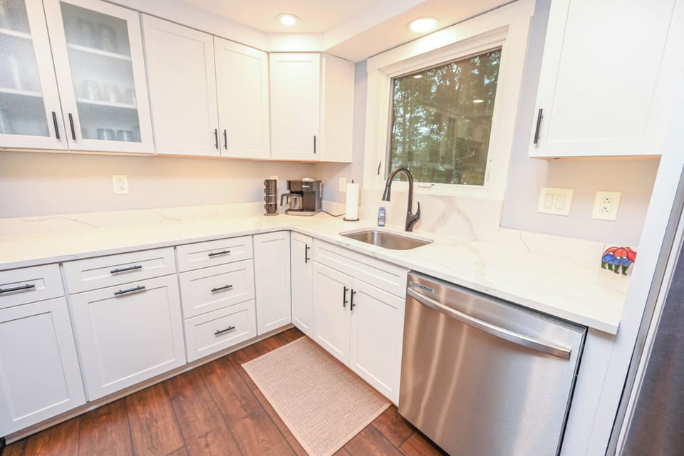 Full Kitchen w/ Wet Bar