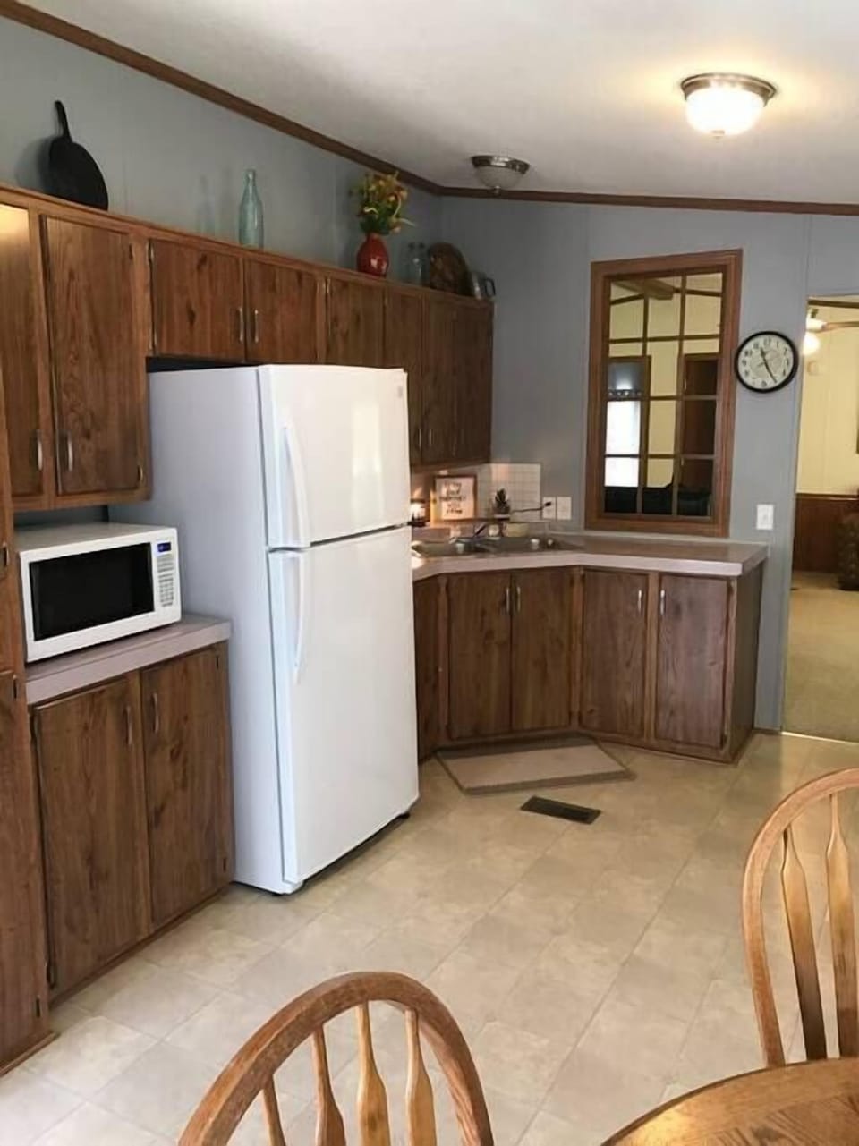 Another view of the eat-in kitchen