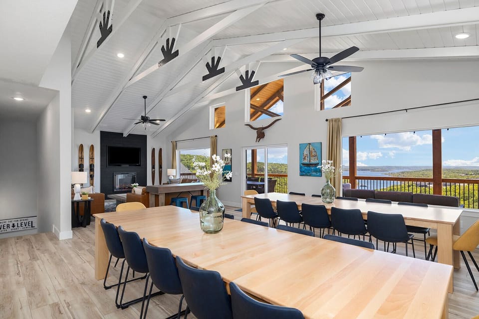 Oversized dining tables so your entire group can enjoy meals together.