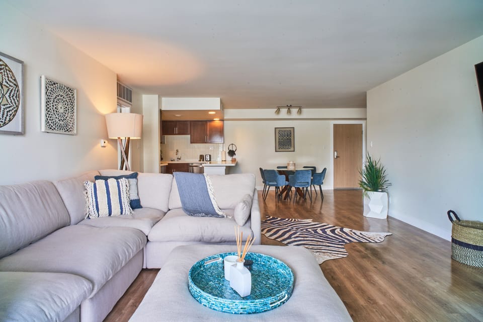 Luxurious seating for the whole group. Coastal design meets comfort.