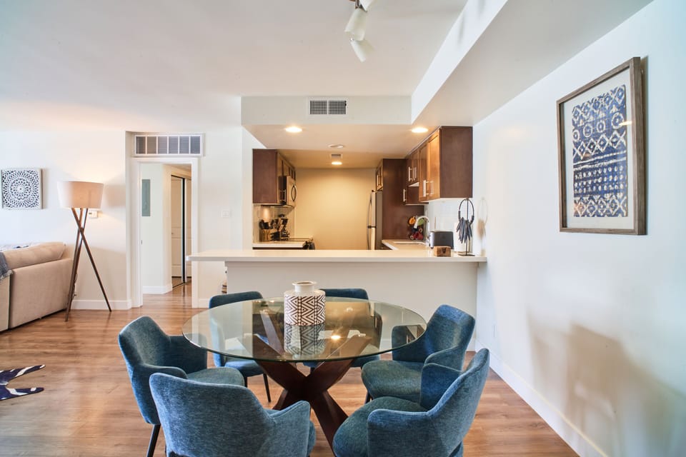 Host dinner parties effortlessly on this stylish glass-top table.