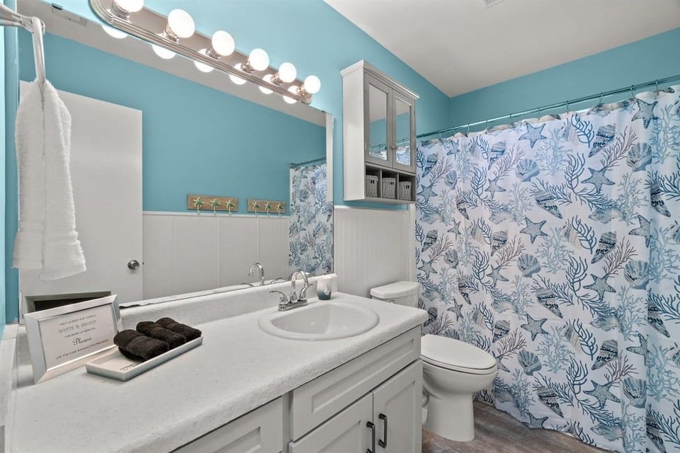 Bathroom 1 with Full Shower/Tub Combo
