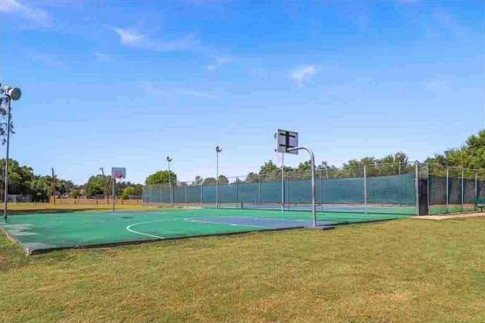 10min walk to basketball courts