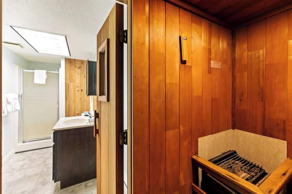 Discover a queen bed, a bathroom, and a lower-level sauna, all contributing to a truly indulgent escape.