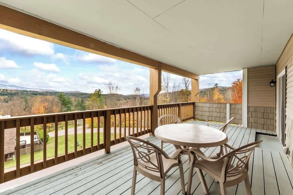 Delight in the scenery from your private balcony in this expansive 3-bedroom condo – an ideal vantage point for moments of serenity and awe-inspiring panoramas.