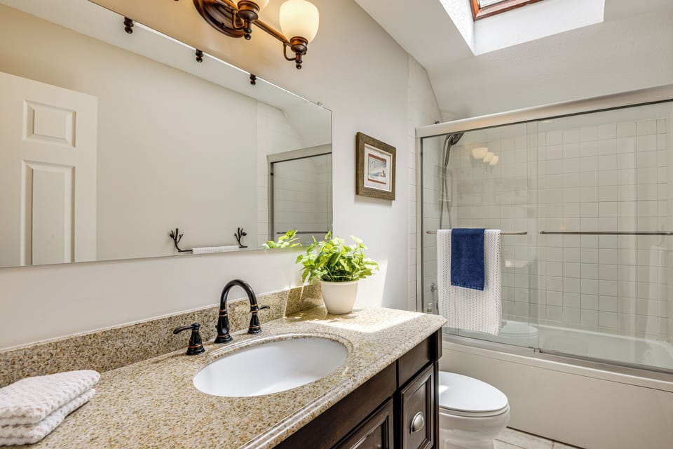Full Bathroom | Towels Provided