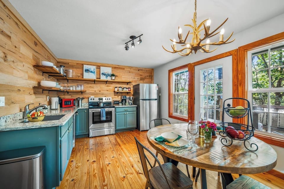 Fully equipped kitchen with a dining table for your meals and gatherings!