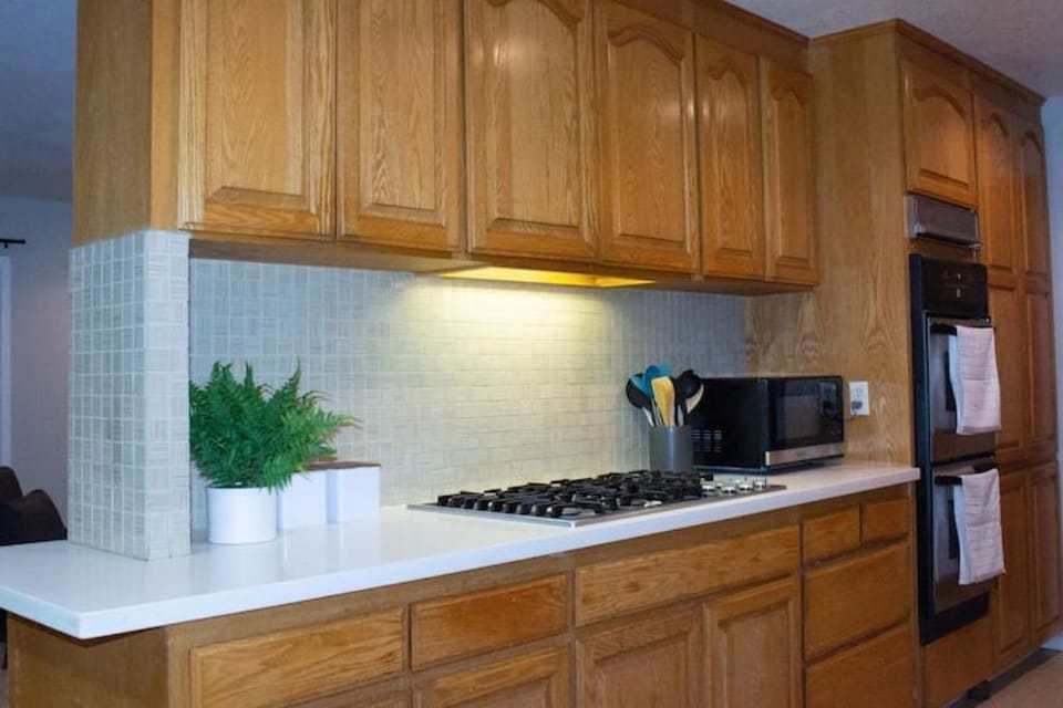 Plenty of storage and working surface, double ovens