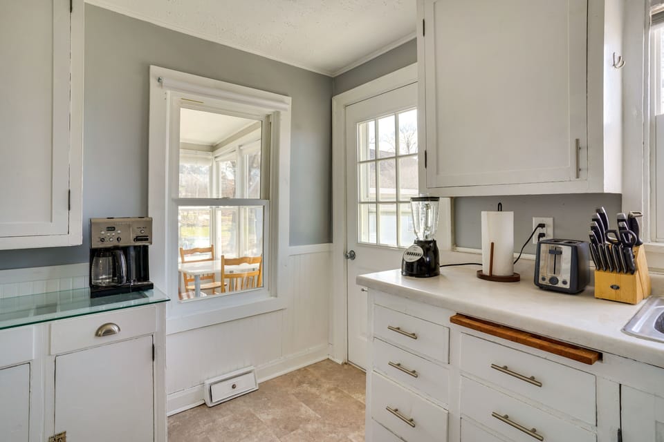 Kitchen | Cooking Basics | Coffee Maker | Paper Towels/Trash Bags Provided