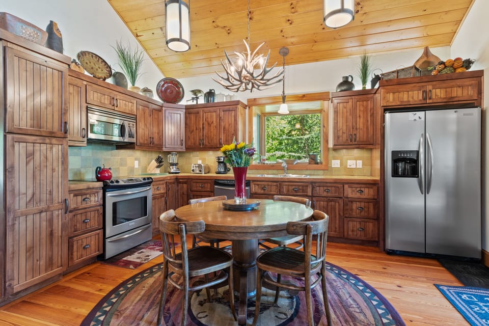 Kitchen w/ Dining for 4