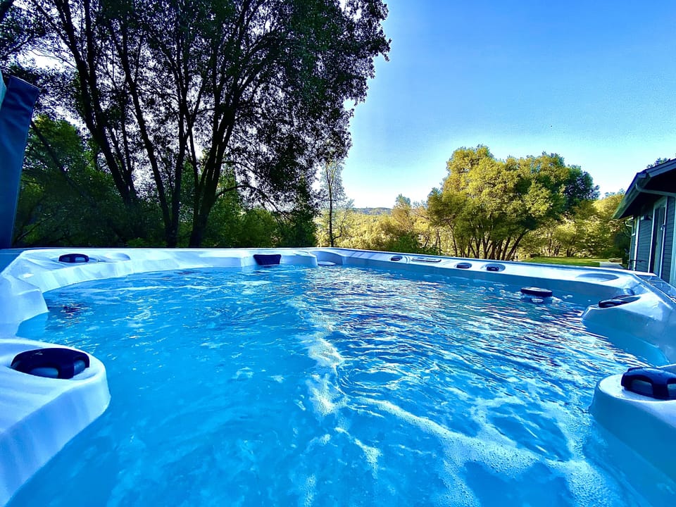 Soak in the Mountain Views in the large Spa/Hot Tub