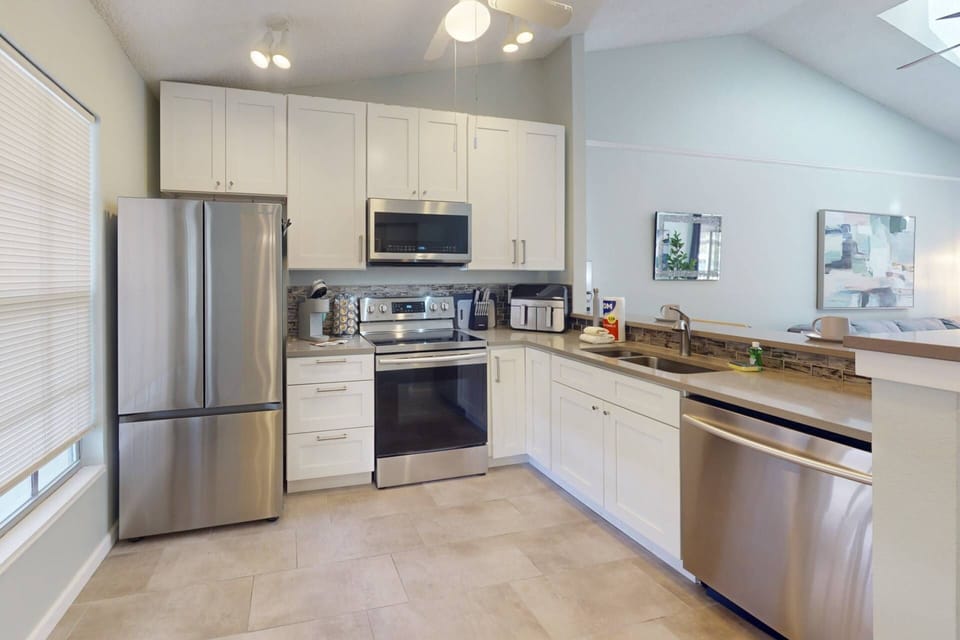All our properties include free parking, a complete linen set, beach and bath towels, a starter set of paper goods, hand soap, dishwashing soap and tr