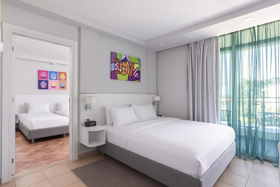 Unit with 1 Queen size bed. Exact unit will be assigned upon arrival. Views, colors and decor may vary.