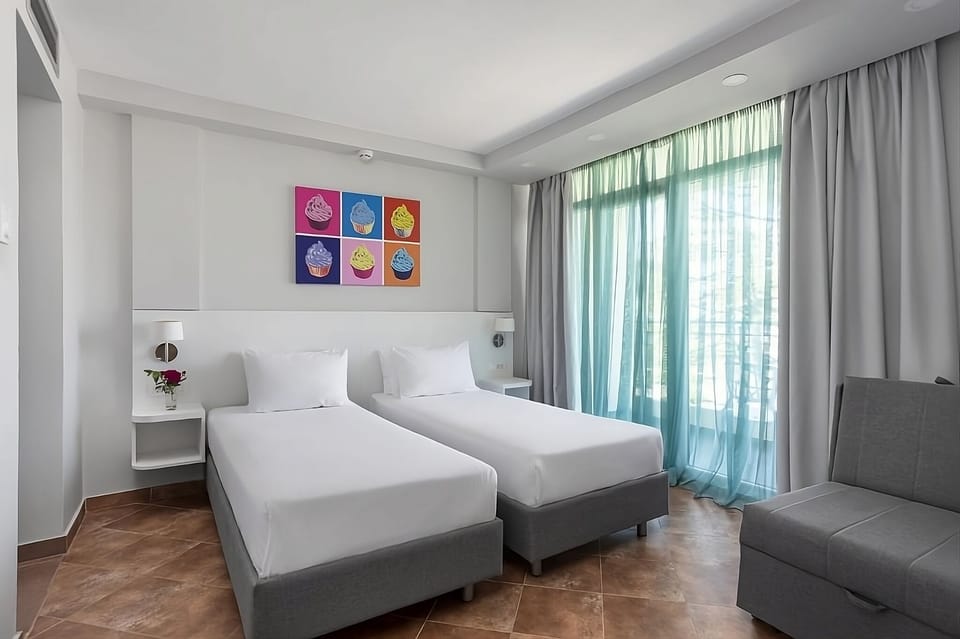 Unit with 2 Twin size beds. Exact unit will be assigned upon arrival. Views, colors and decor may vary.