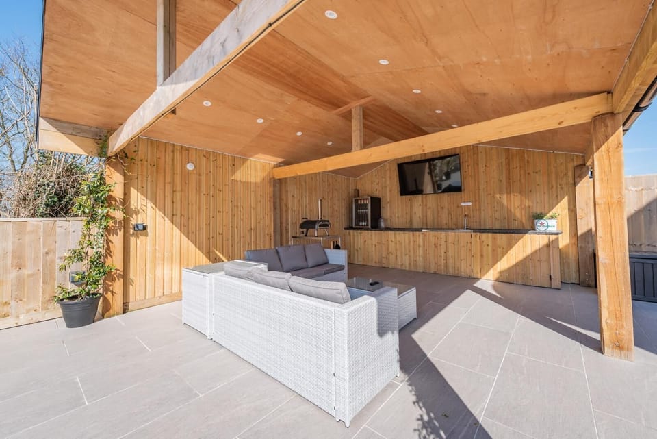 Outdoor Kitchen 65"TV, beer fridge, sofas, pizza oven, ice maker