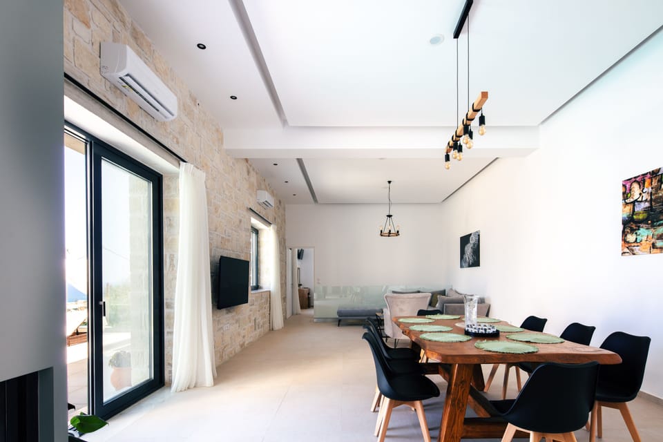 An aspect of the amazing kitchen and dinning area.