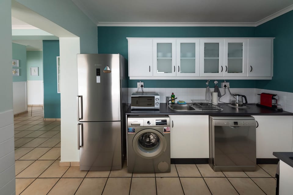 The kitchen with a dishwasher and a washing machine