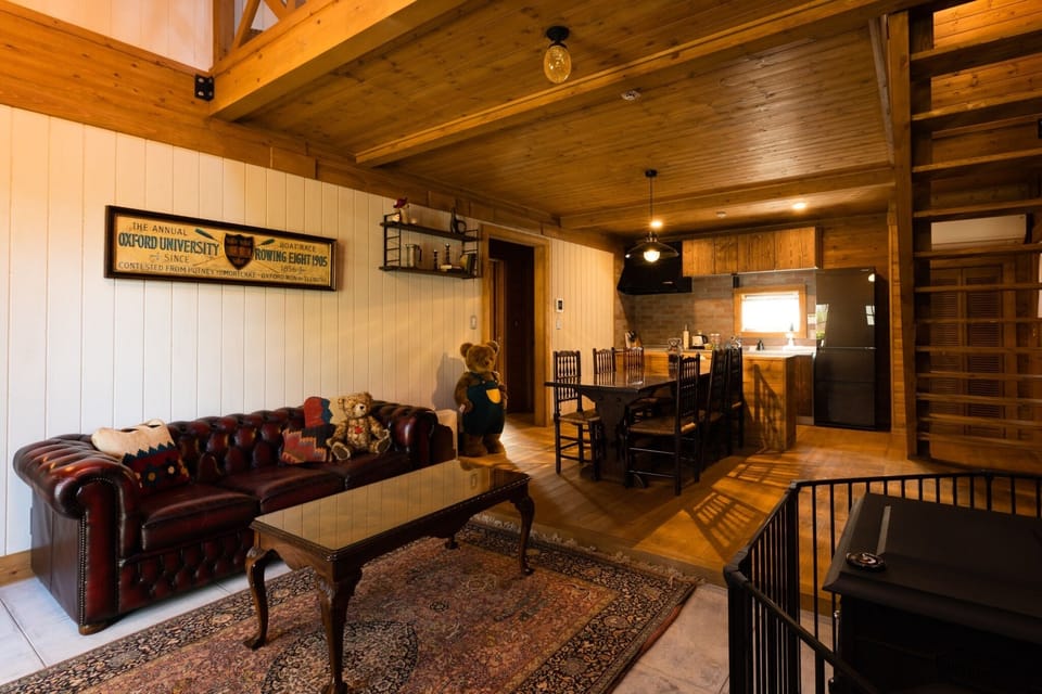 Flori Dirt floor living room