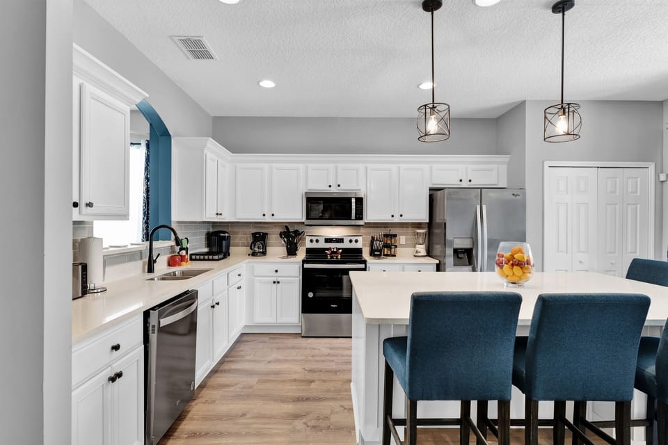 "Create culinary magic in our open kitchen, where delicious memories are made. With an island that seats six, it's the heart of our home and the perfect place for family feasts and late-night snacks. Book your stay and savor the moments together! 🍳🍽️"