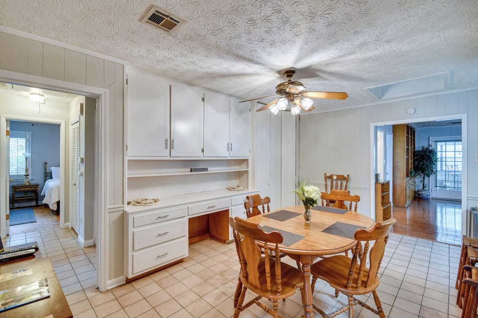 Additional Dining Area | Smart TV