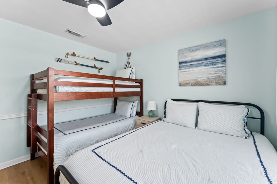 Guest bedroom - Full size bed with Twin Bunkbeds