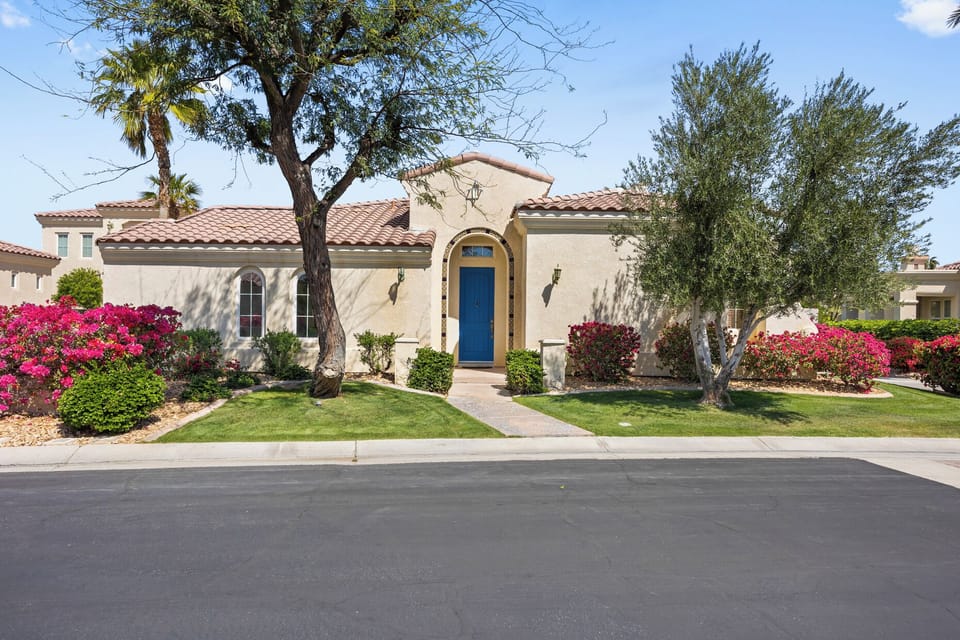 Your La Quinta retreat awaits—where Spanish elegance meets mountain magic.