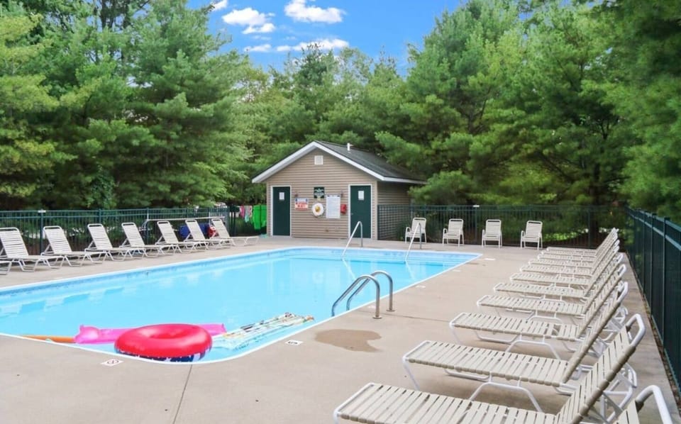 3-Minute Walk to the Private Community Pool