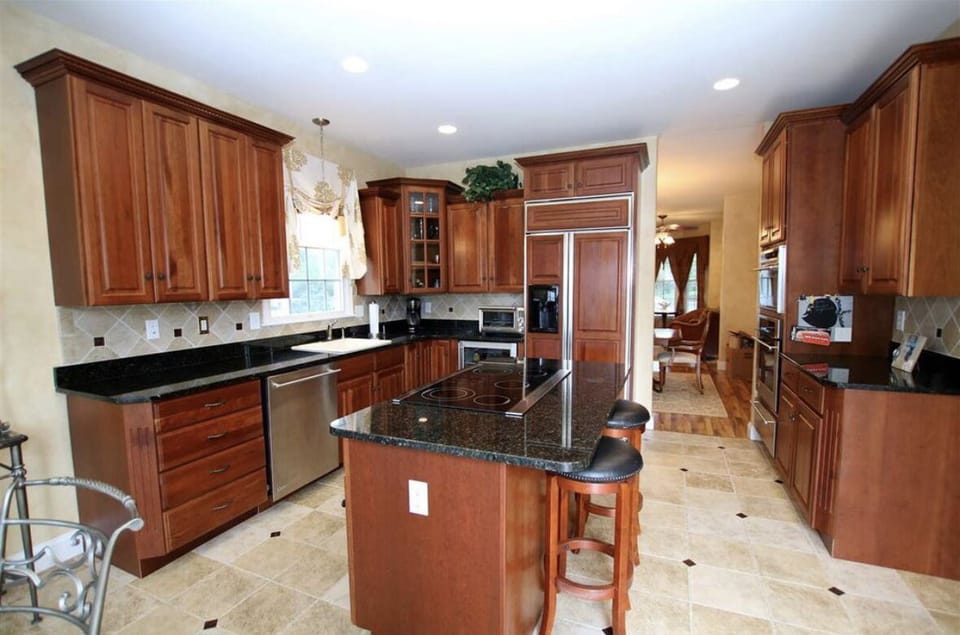 Full gourmet kitchen