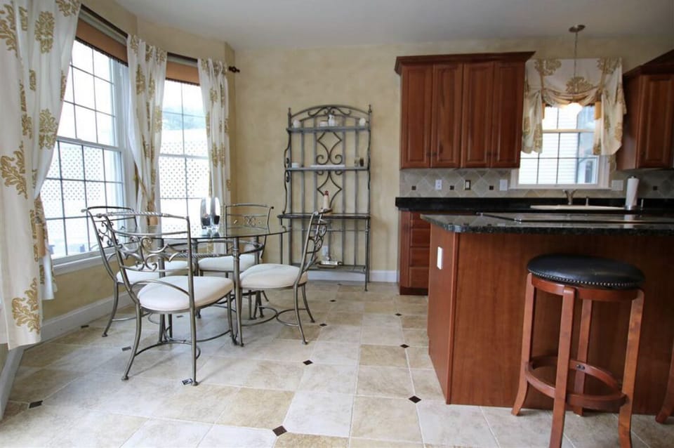 Kitchen seating area