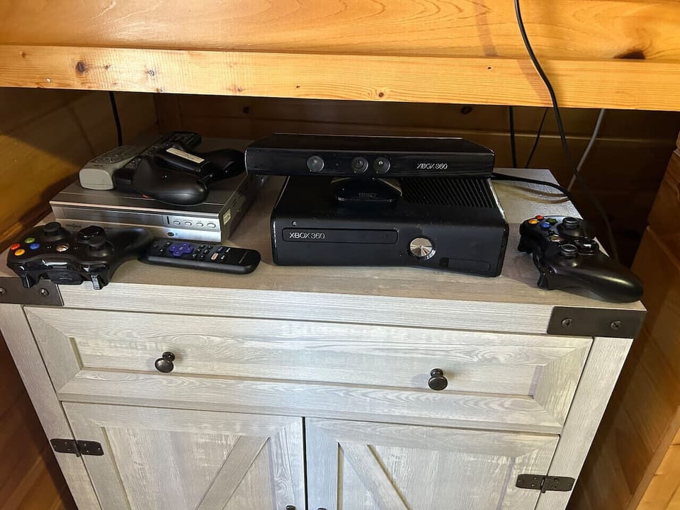 Blue Ridge cabin rental with Amazing Views, Hot Tub, Pool Table, Wifi, Firepit