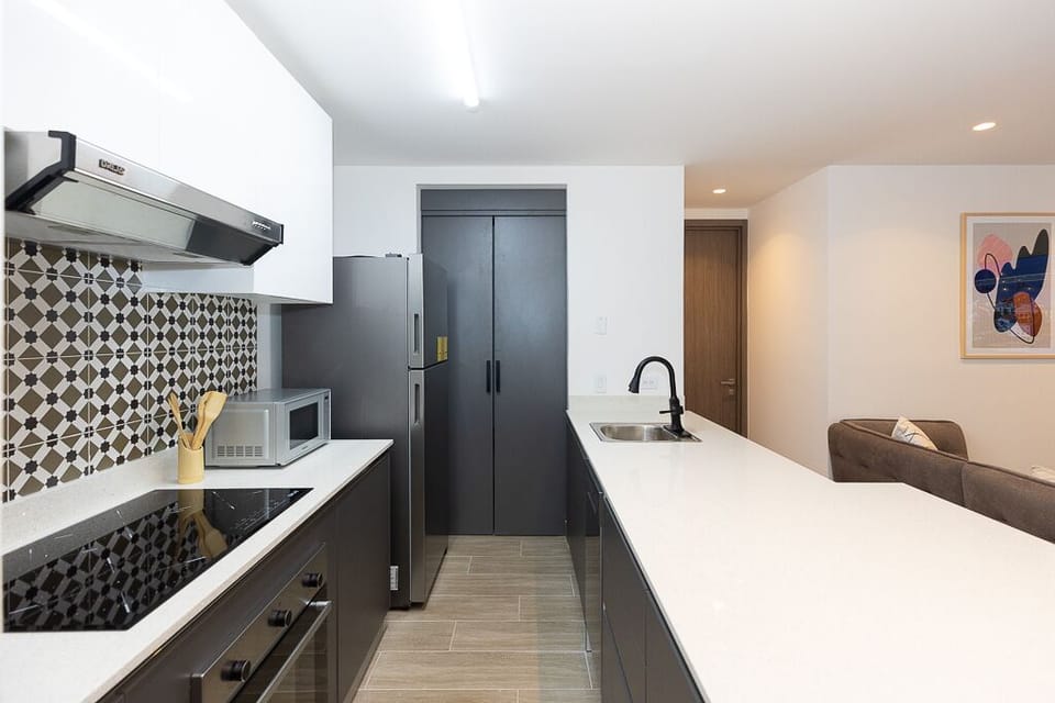 Cocina del apartamento con sus electrodomesticos / Kitchen with appliances 