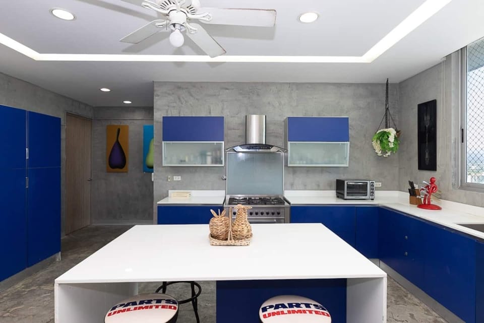 Kitchen with Isle / Cocina con isla 