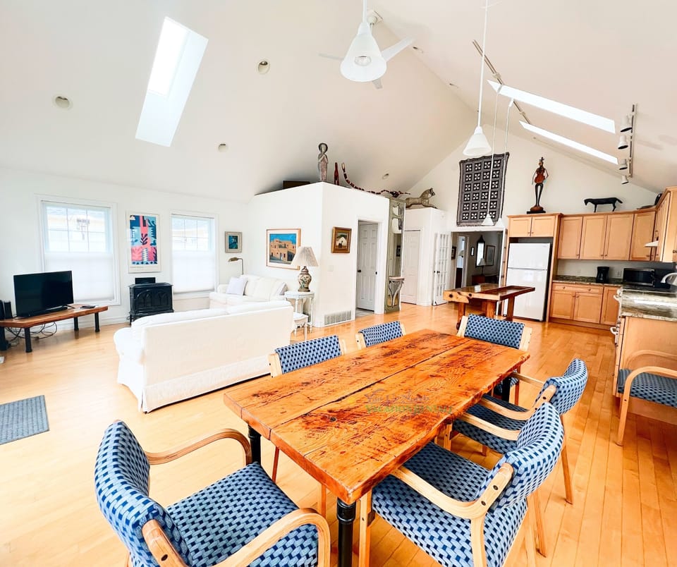 Living, dining, and kitchen area - Living, dining, and kitchen area