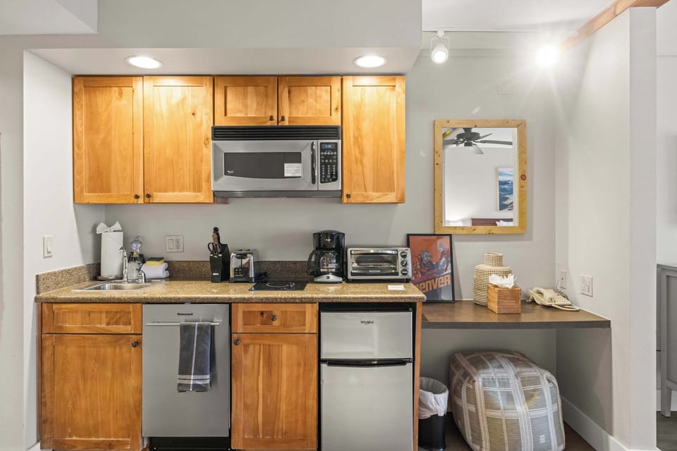 【Stocked Kitchenette】Pots, pans, dishes, coffee, and cooking basics — eat in when you don't want to drive to town