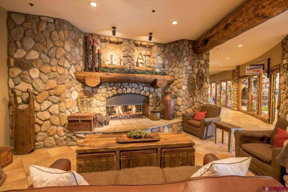 【Lobby】Warm up by the lobby fireplace on your way in from the snow
Listed with @BookTraverse