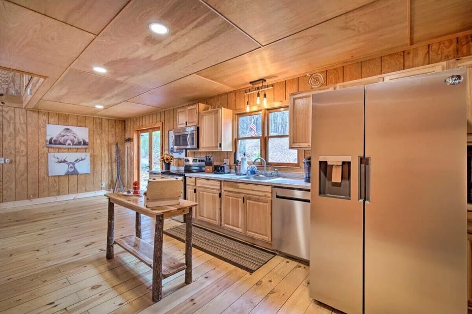 The cabin features a fully equipped kitchen stocked with all the utensils and tools you need to prepare the perfect meal for your family or group.