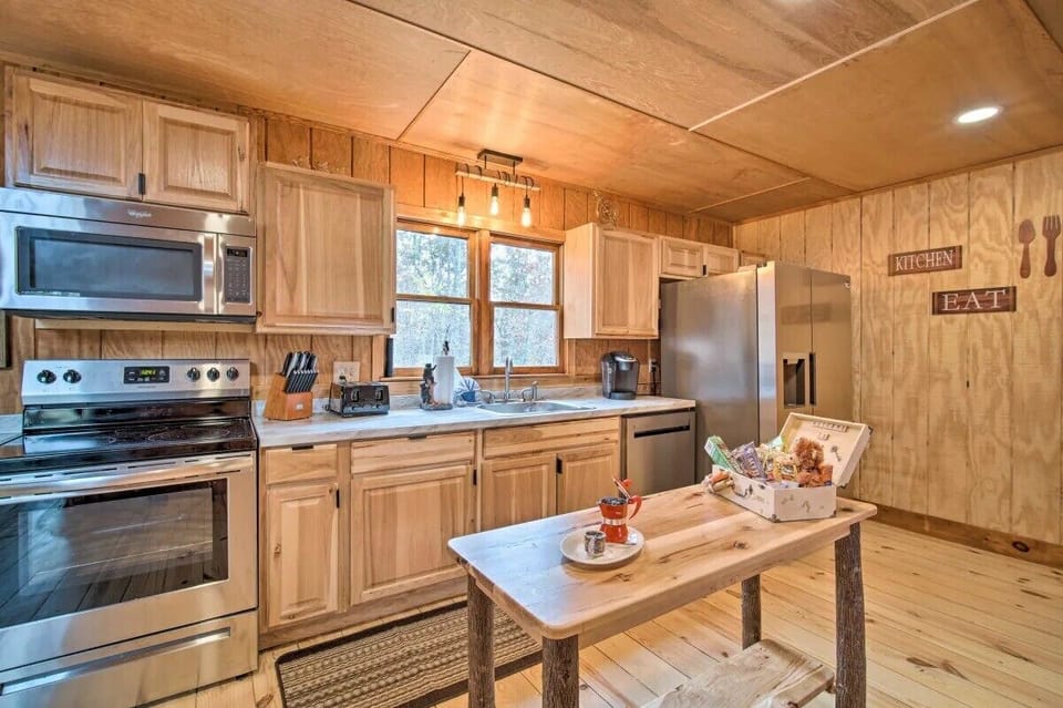 The cabin features a fully equipped kitchen stocked with all the utensils and tools you need to prepare the perfect meal for your family or group.