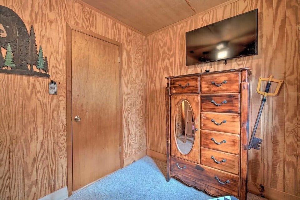 Bedroom 4 on the second floor offers a twin bunk bed and Smart TV, ideal for families traveling with children.