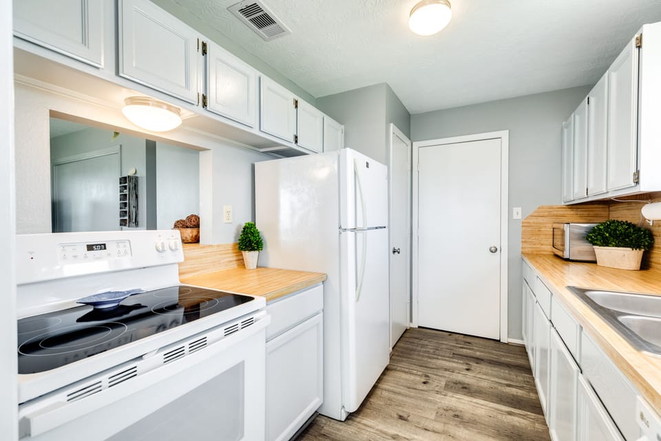 Fully equipped kitchen, great for preparing or serving meals