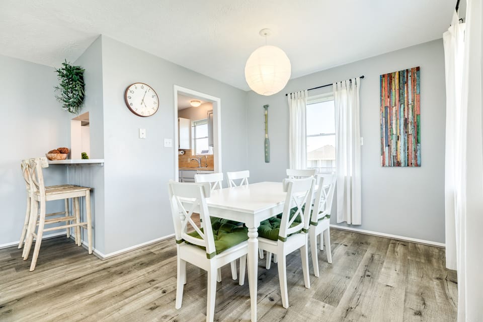 Sit up to 6 at the dining table, with nearby breakfast bar seating for 2