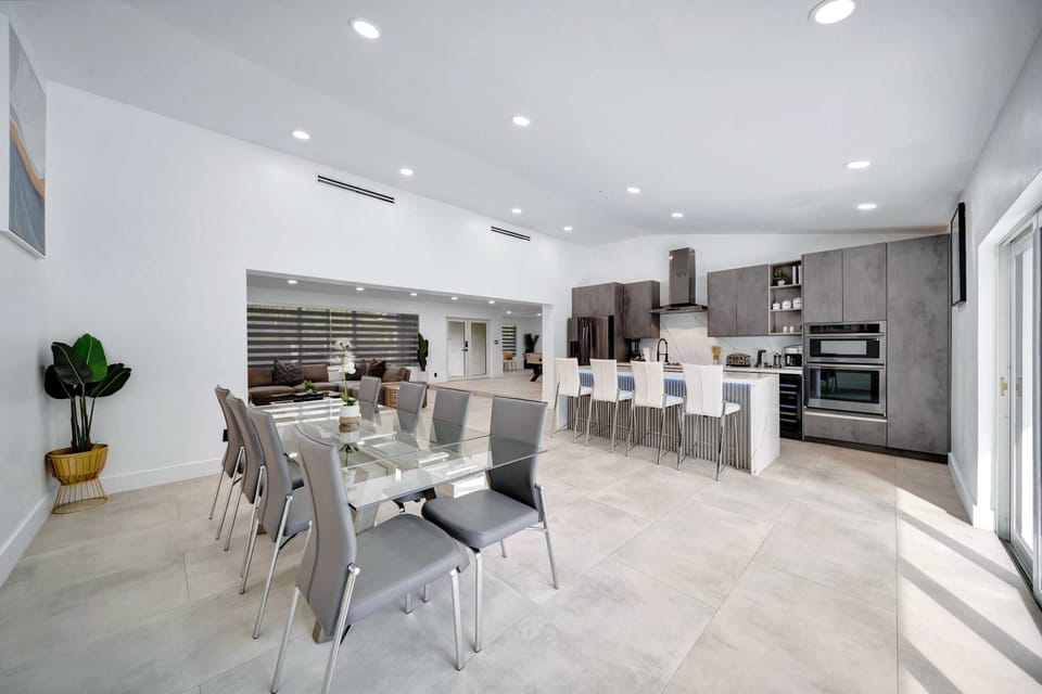 Open Concept Style Kitchen/Dinning