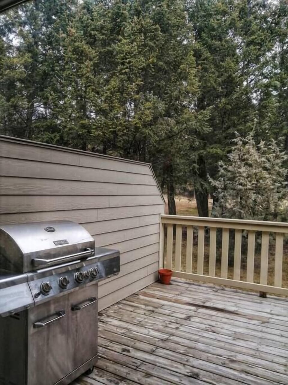 Barbeque on large deck overlooking the golf course.