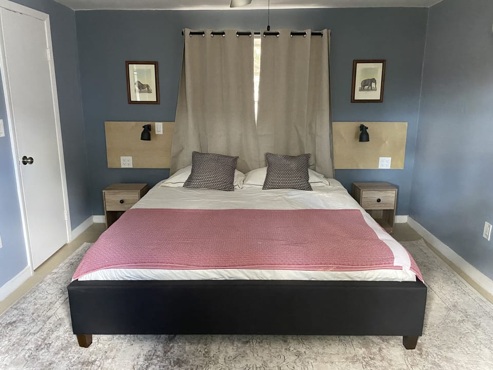 Master Bedroom: smart TV, King size bed, walking closet,  luggage rack