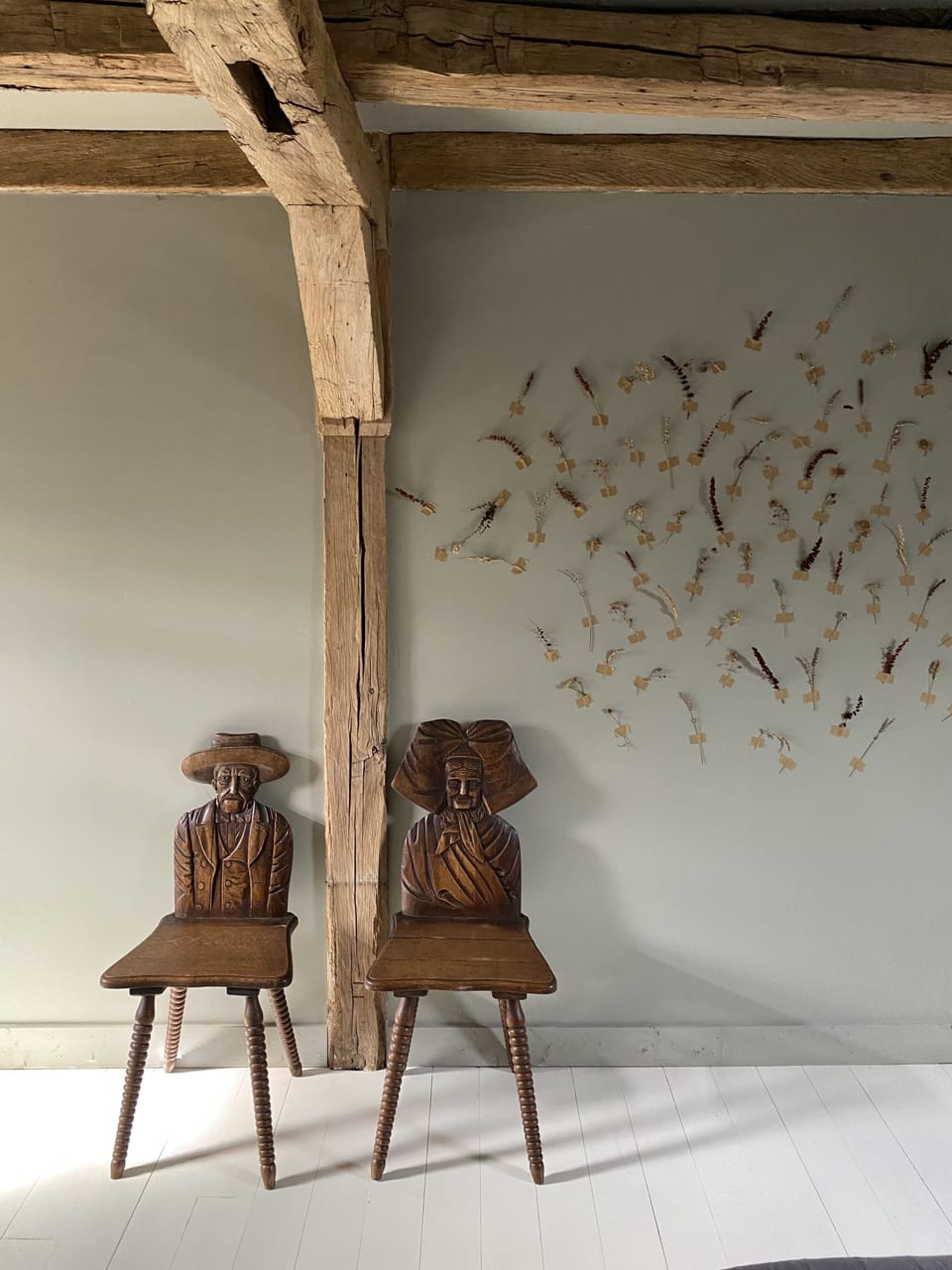 La chambre grise - flowers from our meadow on the wall