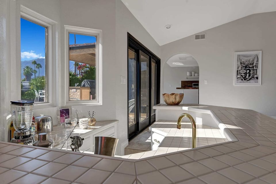 Our groovy sunken wet bar perfect for entertaining poolside.
