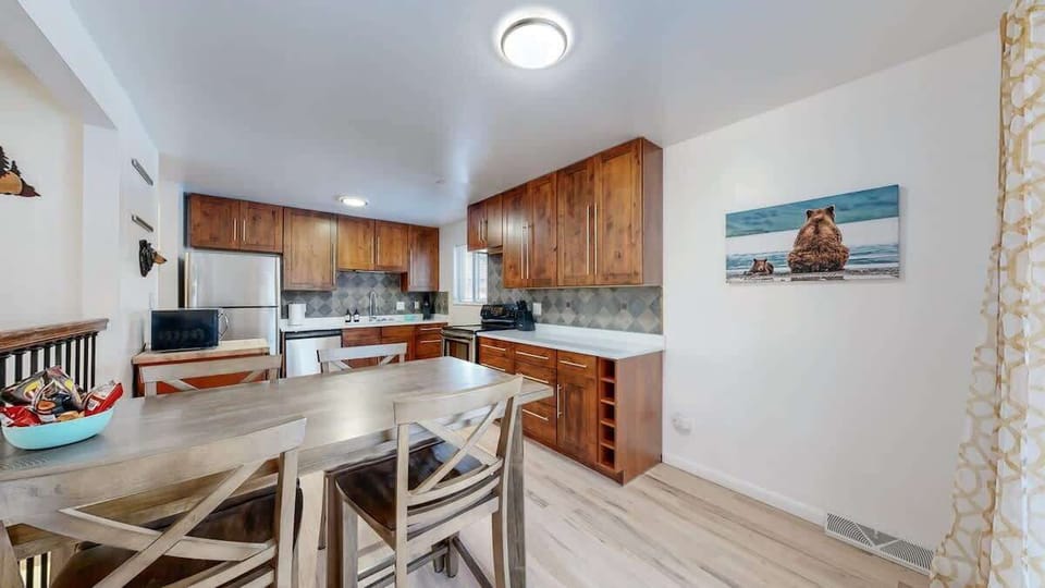 Dining Area – A stylish and comfortable space, ideal for enjoying meals together, featuring a dining table that accommodates guests in a cozy and welcoming setting.